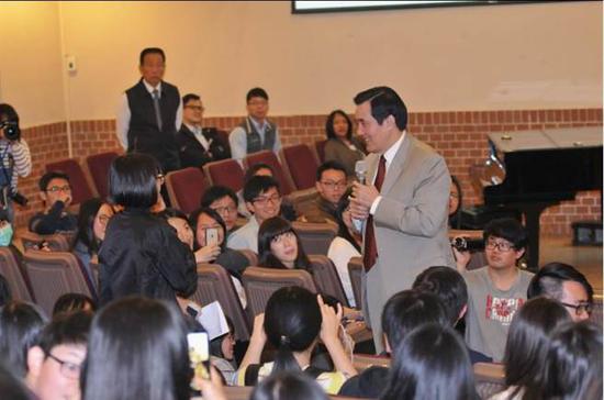 馬英九來到南投“暨南大學(xué)”演講