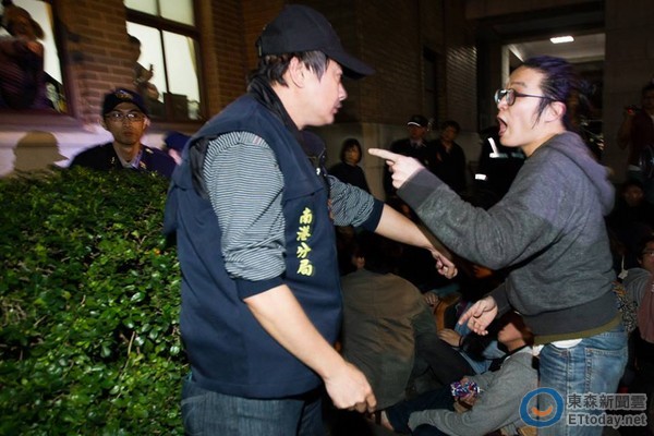 “太陽花學(xué)運(yùn)”22人全無罪 臺(tái)教授嘆“糟蹋警察” “太陽花學(xué)運(yùn)”22人全無罪 臺(tái)教授嘆“糟蹋警察”