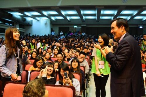 圖為馬英九回答學(xué)生提問 臺灣聯(lián)合報圖