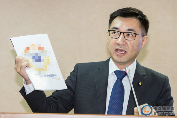 臺防務(wù)部門遭民眾翻墻闖入 被諷自身難保何談蔡英文 臺防務(wù)部門遭民眾翻墻闖入 被諷自身難保何談蔡英文