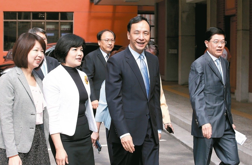 臺(tái)灣南北諸侯拼搶前瞻預(yù)算 朱立倫陳菊當(dāng)面交火 臺(tái)灣南北諸侯拼搶前瞻預(yù)算 朱立倫陳菊當(dāng)面交火