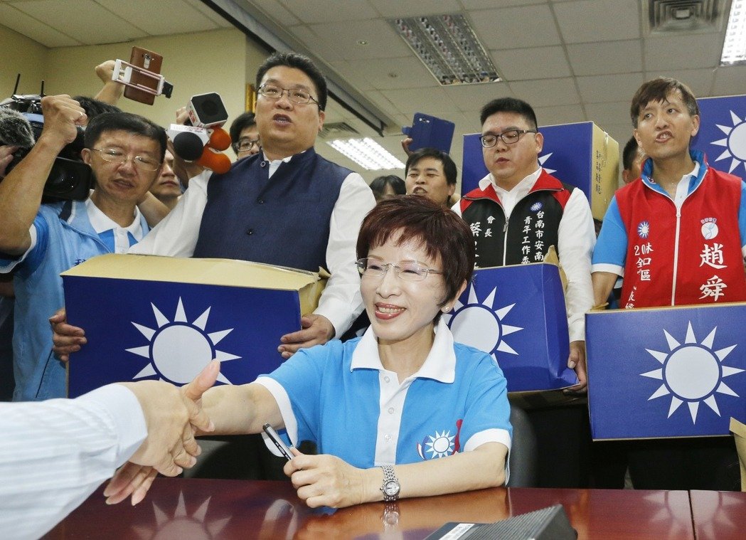 洪秀柱批蔡英文用刀鋒拒馬與民溝通:簡直泯滅天良! 洪秀柱批蔡英文用刀鋒拒馬與民溝通:簡直泯滅天良!