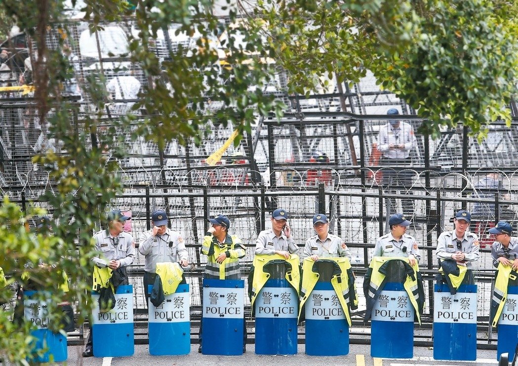 臺(tái)灣“年改”大戰(zhàn)今起登場(chǎng) 拒馬圍城之內(nèi)藍(lán)綠激烈對(duì)決 臺(tái)灣“年改”大戰(zhàn)今起登場(chǎng) 拒馬圍城之內(nèi)藍(lán)綠激烈對(duì)決