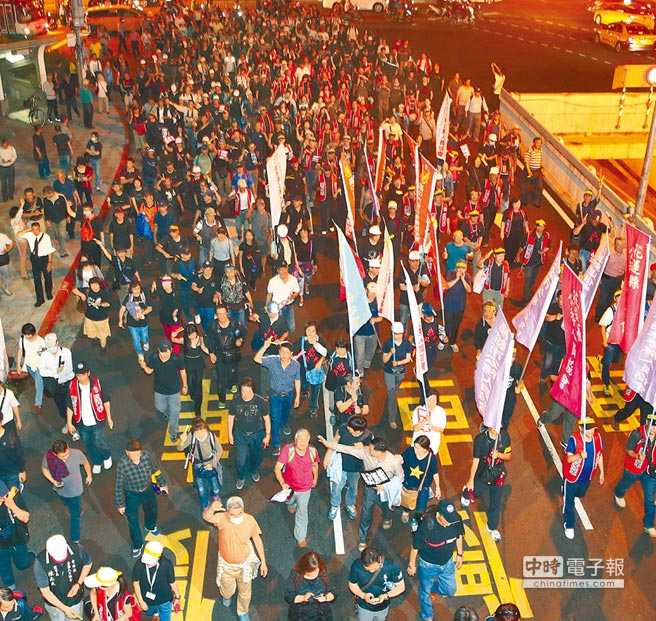 臺(tái)灣“年改”大戰(zhàn)今起登場(chǎng) 拒馬圍城之內(nèi)藍(lán)綠激烈對(duì)決 臺(tái)灣“年改”大戰(zhàn)今起登場(chǎng) 拒馬圍城之內(nèi)藍(lán)綠激烈對(duì)決