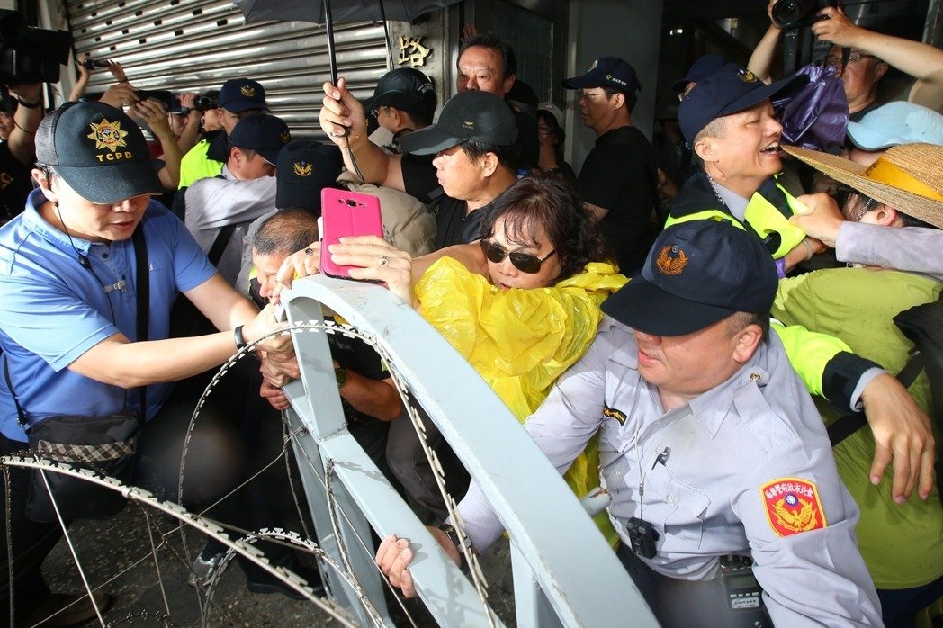 臺抗議群眾冒雨前進(jìn)民進(jìn)黨中央 感慨"蒼天都會流淚" 臺抗議群眾冒雨前進(jìn)民進(jìn)黨中央 感慨"蒼天都會流淚"