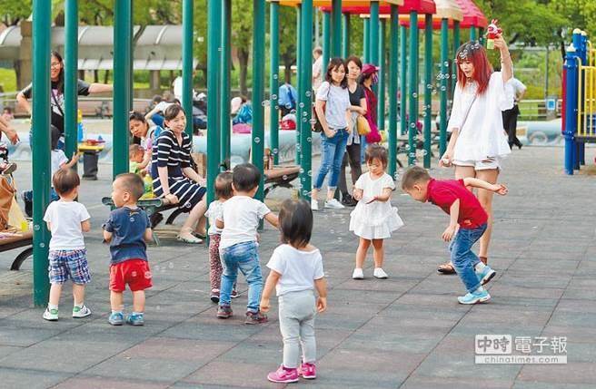 臺(tái)官員擬上網(wǎng)搜"年輕人為何不生" 遭諷:有些事是常識(shí) 臺(tái)官員擬上網(wǎng)搜"年輕人為何不生" 遭諷:有些事是常識(shí)