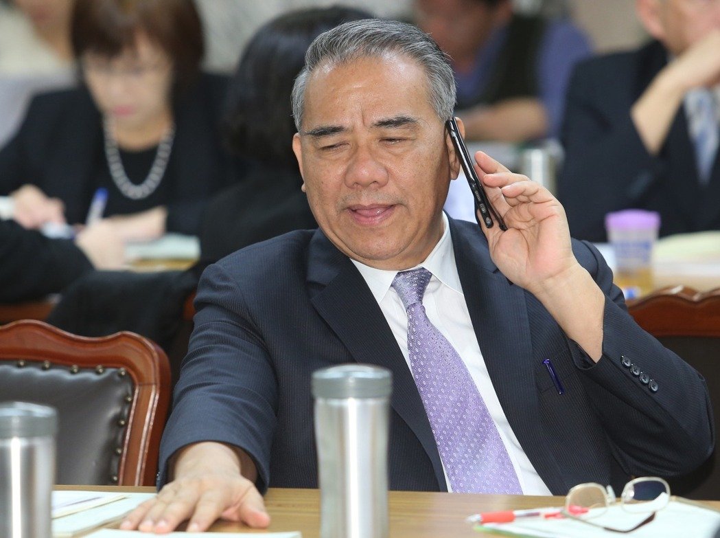 民進(jìn)黨女民代議場(chǎng)大罵“藍(lán)委”不是男人遭國(guó)民黨抗議 民進(jìn)黨女民代議場(chǎng)大罵“藍(lán)委”不是男人遭國(guó)民黨抗議