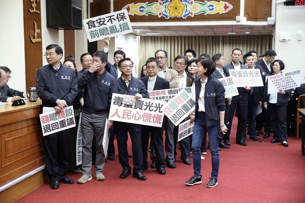 民進(jìn)黨力拼"前瞻計(jì)劃"過審 遭批"簡直就是威權(quán)復(fù)辟" 民進(jìn)黨力拼"前瞻計(jì)劃"過審 遭批"簡直就是威權(quán)復(fù)辟"