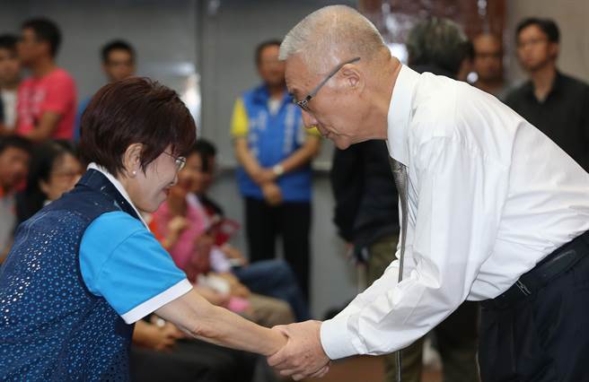 洪秀柱選前沖刺:請(qǐng)客吃飯不叫團(tuán)結(jié) 無(wú)私奉獻(xiàn)最重要 洪秀柱選前沖刺:請(qǐng)客吃飯不叫團(tuán)結(jié) 無(wú)私奉獻(xiàn)最重要