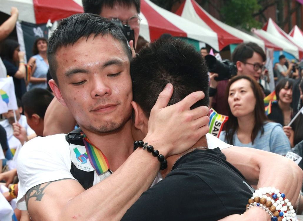 臺灣司法機(jī)構(gòu):現(xiàn)行法律禁止同婚"違憲" 限2年內(nèi)修正 臺灣司法機(jī)構(gòu):現(xiàn)行法律禁止同婚"違憲" 限2年內(nèi)修正