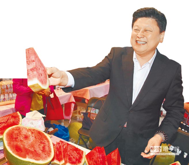 傅昆萁北上推銷花蓮大西瓜 稱為民服務(wù)的路可以更寬廣 傅昆萁北上推銷花蓮大西瓜 稱為民服務(wù)的路可以更寬廣