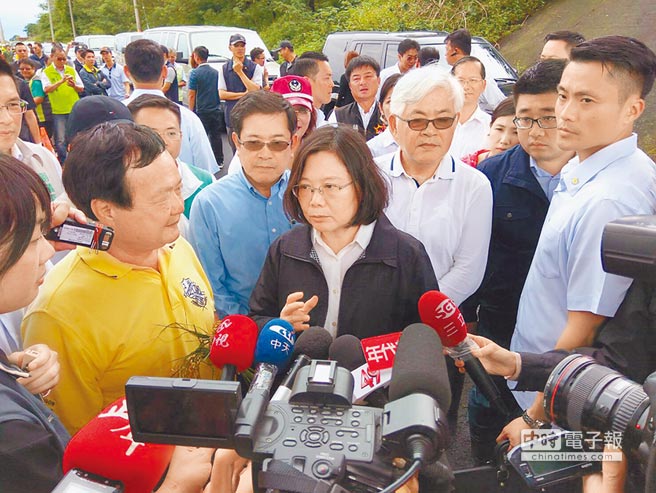 蔡英文面臨最大警訊:島內(nèi)民眾信任度嚴(yán)重下滑 蔡英文面臨最大警訊:島內(nèi)民眾信任度嚴(yán)重下滑