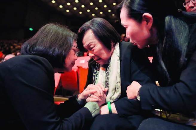 ����Ԫ���ԣ���Ӣ�ĵ����������ˮ��ö�����