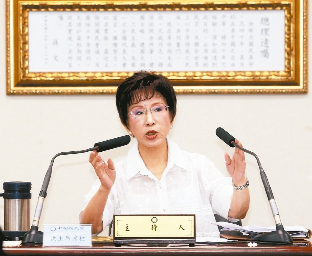 洪秀柱怨"天天要我滾"廖國(guó)棟:是以漂亮身影卸下重?fù)?dān) 洪秀柱怨"天天要我滾"廖國(guó)棟:是以漂亮身影卸下重?fù)?dān)