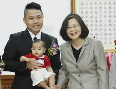 ��Ӣ��һ��Ԓ׌�W(w��ng)��ë���Ȼ �����̄e���p�_Ů��