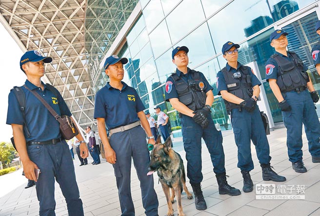 蔡英文維安達(dá)反恐級(jí) 1000名警力對(duì)抗30名抗議民眾 蔡英文維安達(dá)反恐級(jí) 1000名警力對(duì)抗30名抗議民眾