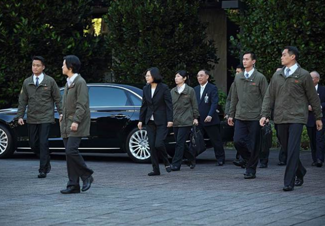 蔡英文將陳抗當反恐 火力隨扈車重出江湖配步槍沖鋒槍 蔡英文將陳抗當反恐 火力隨扈車重出江湖配步槍沖鋒槍