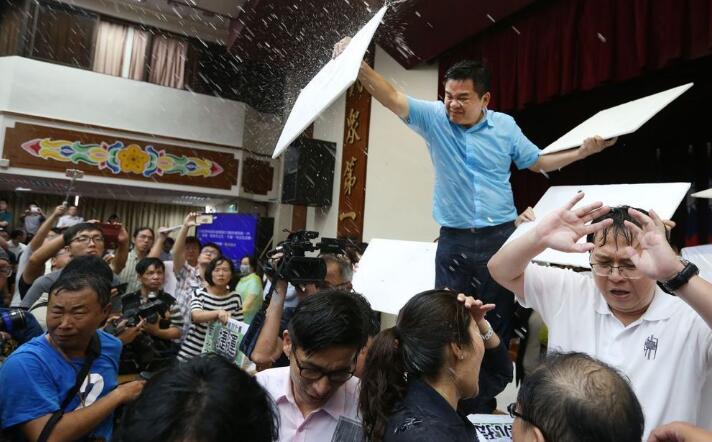 “立院”丟水球算什么 當(dāng)年“武器”更驚人 “立院”丟水球算什么 當(dāng)年“武器”更驚人