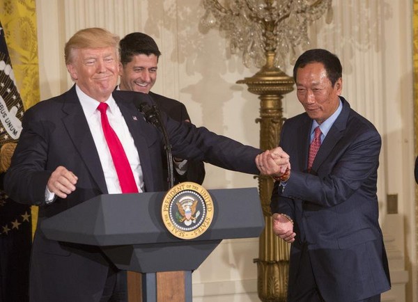 學者談郭臺銘赴美投資:"老鷹"飛美國 小英只剩"大鵬" 學者談郭臺銘赴美投資:"老鷹"飛美國 小英只剩"大鵬"