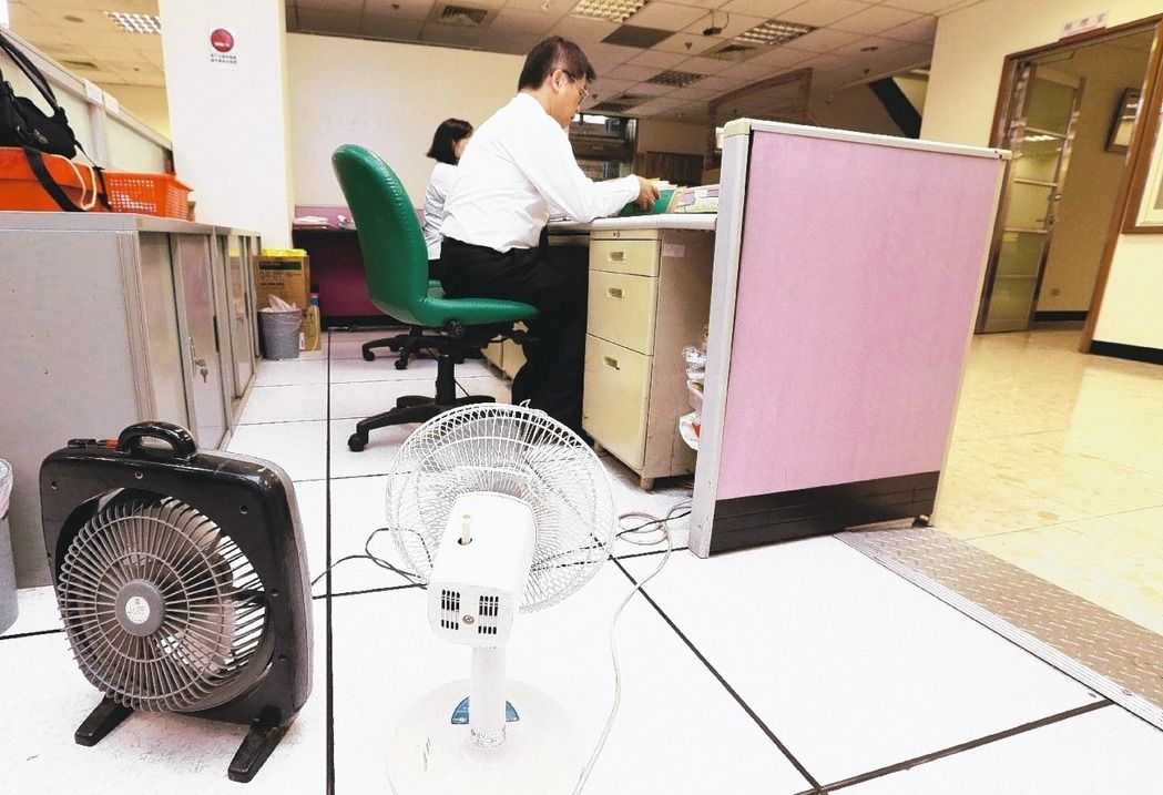 臺灣“關(guān)空調(diào)節(jié)電”鬧劇殺青 公務(wù)員批:很無聊 臺灣“關(guān)空調(diào)節(jié)電”鬧劇殺青 公務(wù)員批:很無聊