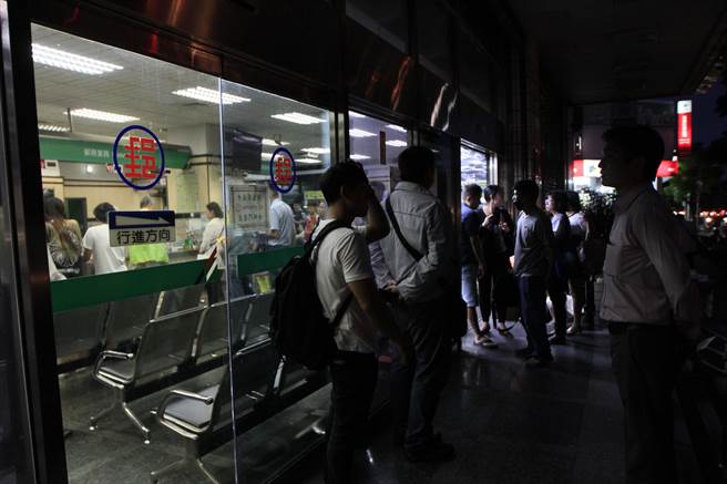 半個臺灣癱瘓 蔡英文遭嗆:簡單事都做不好 憑啥當領(lǐng)導人 半個臺灣癱瘓 蔡英文遭嗆:簡單事都做不好 憑啥當領(lǐng)導人