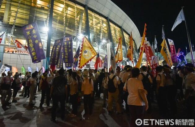 軍公教明年調(diào)薪3% 臺(tái)灣退將吳斯懷:嗟來(lái)食調(diào)薪 軍公教明年調(diào)薪3% 臺(tái)灣退將吳斯懷:嗟來(lái)食調(diào)薪