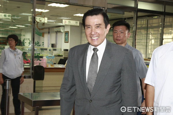 馬英九現(xiàn)身小學(xué)授課 問小學(xué)生:你們知道"九二共識(shí)"嗎? 馬英九現(xiàn)身小學(xué)授課 問小學(xué)生:你們知道"九二共識(shí)"嗎?