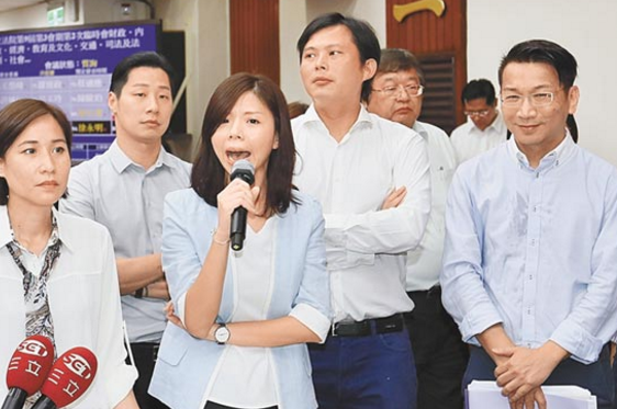 “時代力量”和親民黨支持度顯著下滑 餡泡沫化危機(jī) “時代力量”和親民黨支持度顯著下滑 餡泡沫化危機(jī)