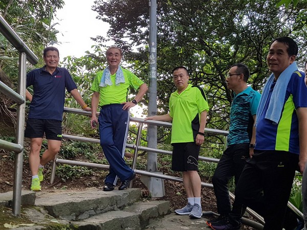 馮世寬上班時(shí)間率眾登山 挨批后竟稱“心安理得” 馮世寬上班時(shí)間率眾登山 挨批后竟稱“心安理得”