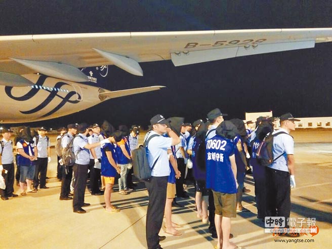 臺(tái)籍電信詐騙犯遭遣送至大陸(圖片來(lái)源:“中時(shí)電子報(bào)”) 臺(tái)籍電信詐騙犯遭遣送至大陸(圖片來(lái)源:“中時(shí)電子報(bào)”)