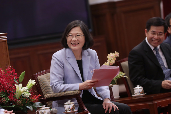 國民黨批民進黨:在野高捧“太陽花” 執(zhí)政后隨意丟 國民黨批民進黨:在野高捧“太陽花” 執(zhí)政后隨意丟