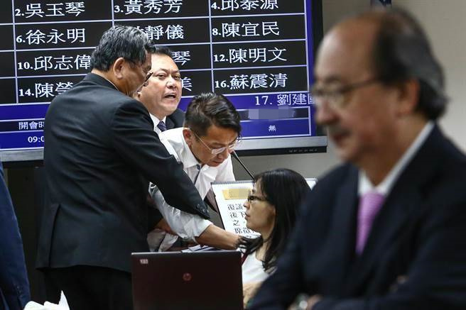 "�r(sh��)����ί"��ռ��ϯ�_(t��i)����12С�r(sh��) �W(w��ng)��:�_(t��i)��֮"��"