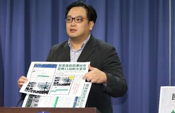 臺灣警察“盯梢”罷免黃國昌民眾 遭批與黑幫無疑 臺灣警察“盯梢”罷免黃國昌民眾 遭批與黑幫無疑