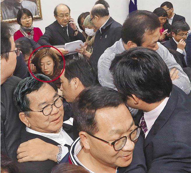 民進黨深夜突襲表決 “勞基法”修正案初審過關(guān) 民進黨深夜突襲表決 “勞基法”修正案初審過關(guān)