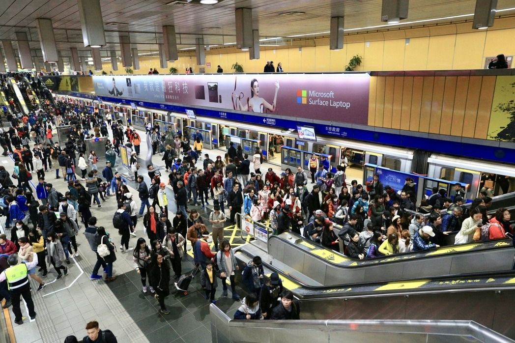 陸客來臺(tái)跨年搭捷運(yùn)慘被羞辱 網(wǎng)友:丟臺(tái)灣人的臉 陸客來臺(tái)跨年搭捷運(yùn)慘被羞辱 網(wǎng)友:丟臺(tái)灣人的臉