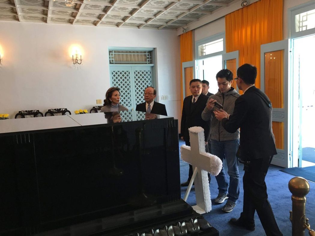 蔣介石陵寢“228”遭潑漆 蔣萬(wàn)安偕父母赴慈湖查看 蔣介石陵寢“228”遭潑漆 蔣萬(wàn)安偕父母赴慈湖查看