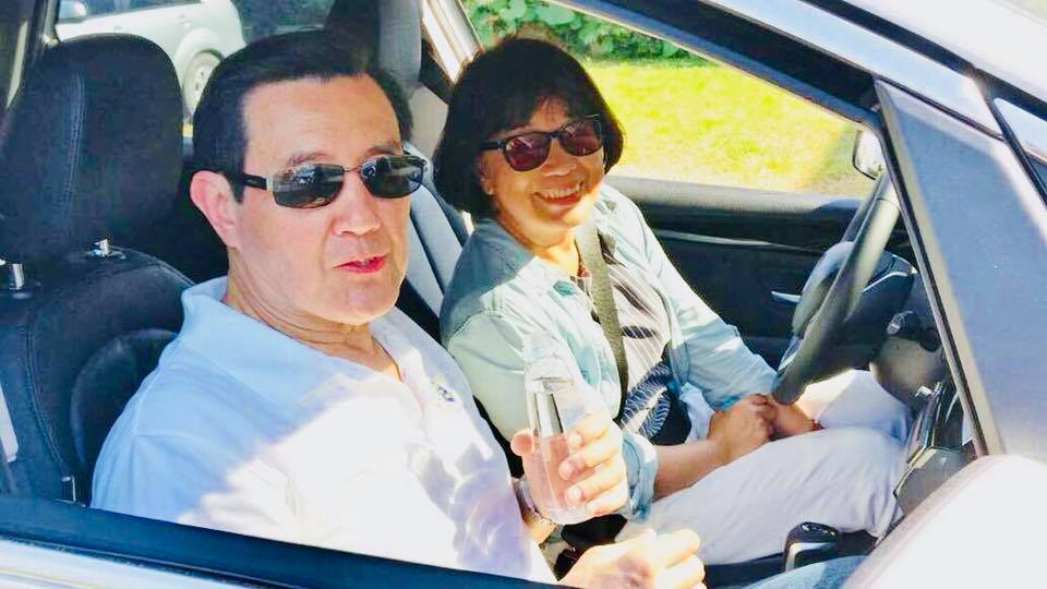 “失業(yè)部長”龍應(yīng)臺開車載馬英九 留下難得共乘照 “失業(yè)部長”龍應(yīng)臺開車載馬英九 留下難得共乘照