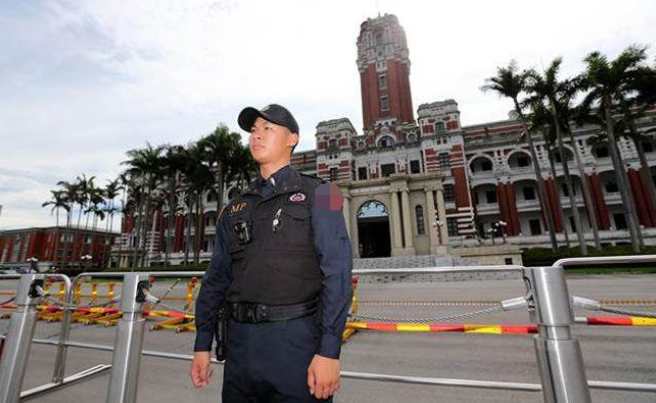 蔡辦設(shè)“景觀圍籬”被網(wǎng)友酸爆:怕就別當(dāng)領(lǐng)導(dǎo)人 蔡辦設(shè)“景觀圍籬”被網(wǎng)友酸爆:怕就別當(dāng)領(lǐng)導(dǎo)人