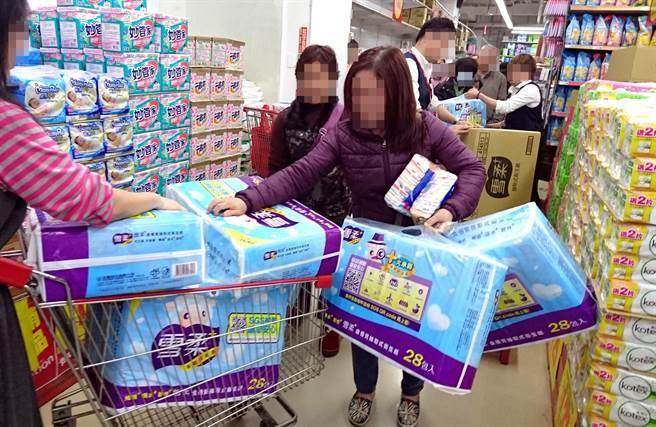 不當(dāng)行銷掀衛(wèi)生紙搶購亂象 臺(tái)灣大潤發(fā)遭罰350萬 不當(dāng)行銷掀衛(wèi)生紙搶購亂象 臺(tái)灣大潤發(fā)遭罰350萬