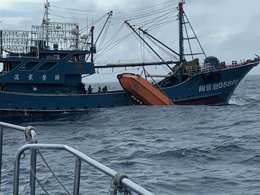 福建泉州漁船遇險致12人失聯(lián) 兩岸聯(lián)手大搜救 福建泉州漁船遇險致12人失聯(lián) 兩岸聯(lián)手大搜救