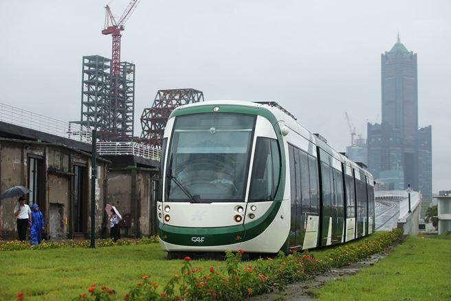 蔡英文走自己的路讓臺(tái)灣民眾“無(wú)路可走” “前瞻”變“錢沾”便民成空談 蔡英文走自己的路讓臺(tái)灣民眾“無(wú)路可走” “前瞻”變“錢沾”便民成空談