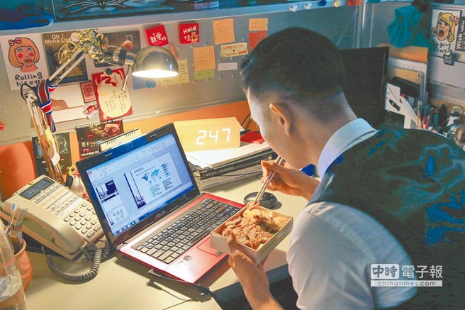 臺(tái)灣上班族“退而不敢休” 蔡英文喊“老有所依”拼命忽悠 臺(tái)灣上班族“退而不敢休” 蔡英文喊“老有所依”拼命忽悠