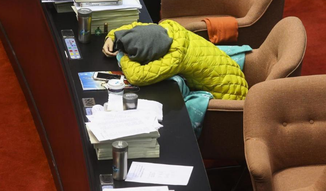 民進黨民代被爆開會看電影強勢嗆聲:不想聽國民黨念經(jīng) 民進黨民代被爆開會看電影強勢嗆聲:不想聽國民黨念經(jīng)