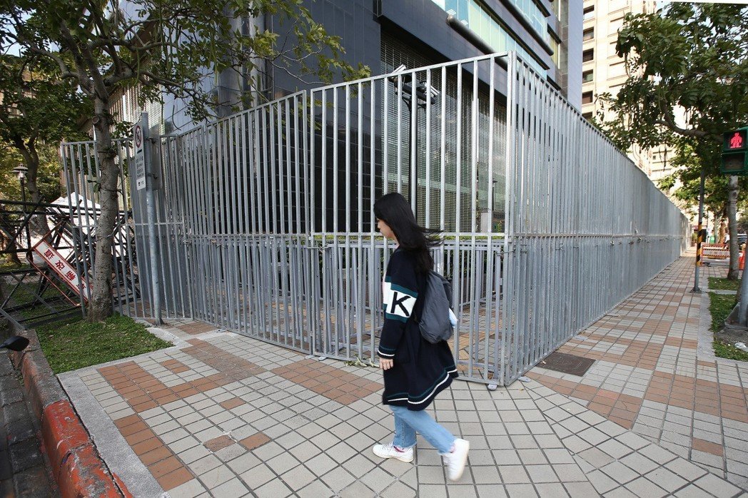 民進(jìn)黨打造“臺(tái)灣最美風(fēng)景”:拒馬刀片蛇籠鐵門(mén)加厚3層 民進(jìn)黨打造“臺(tái)灣最美風(fēng)景”:拒馬刀片蛇籠鐵門(mén)加厚3層