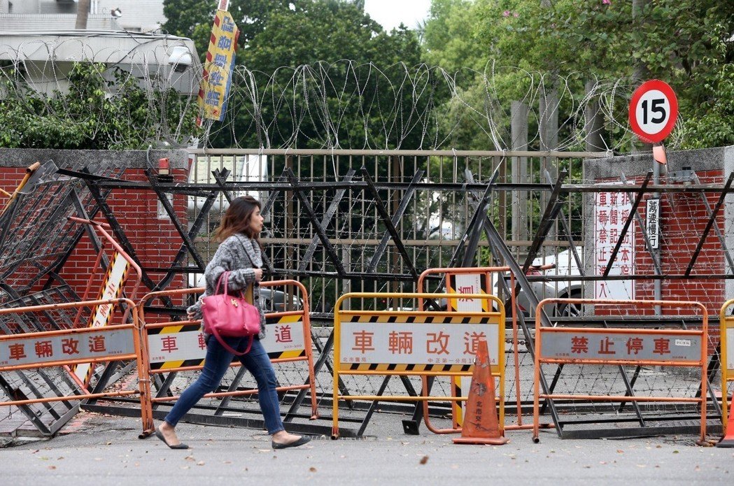 民進(jìn)黨打造“臺(tái)灣最美風(fēng)景”:拒馬刀片蛇籠鐵門(mén)加厚3層 民進(jìn)黨打造“臺(tái)灣最美風(fēng)景”:拒馬刀片蛇籠鐵門(mén)加厚3層