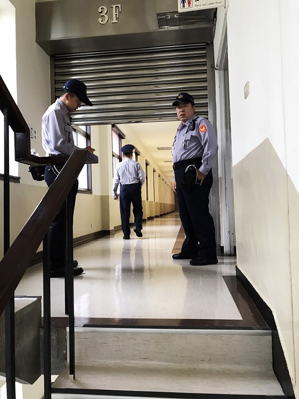 民進(jìn)黨打造“臺(tái)灣最美風(fēng)景”:拒馬刀片蛇籠鐵門(mén)加厚3層 民進(jìn)黨打造“臺(tái)灣最美風(fēng)景”:拒馬刀片蛇籠鐵門(mén)加厚3層