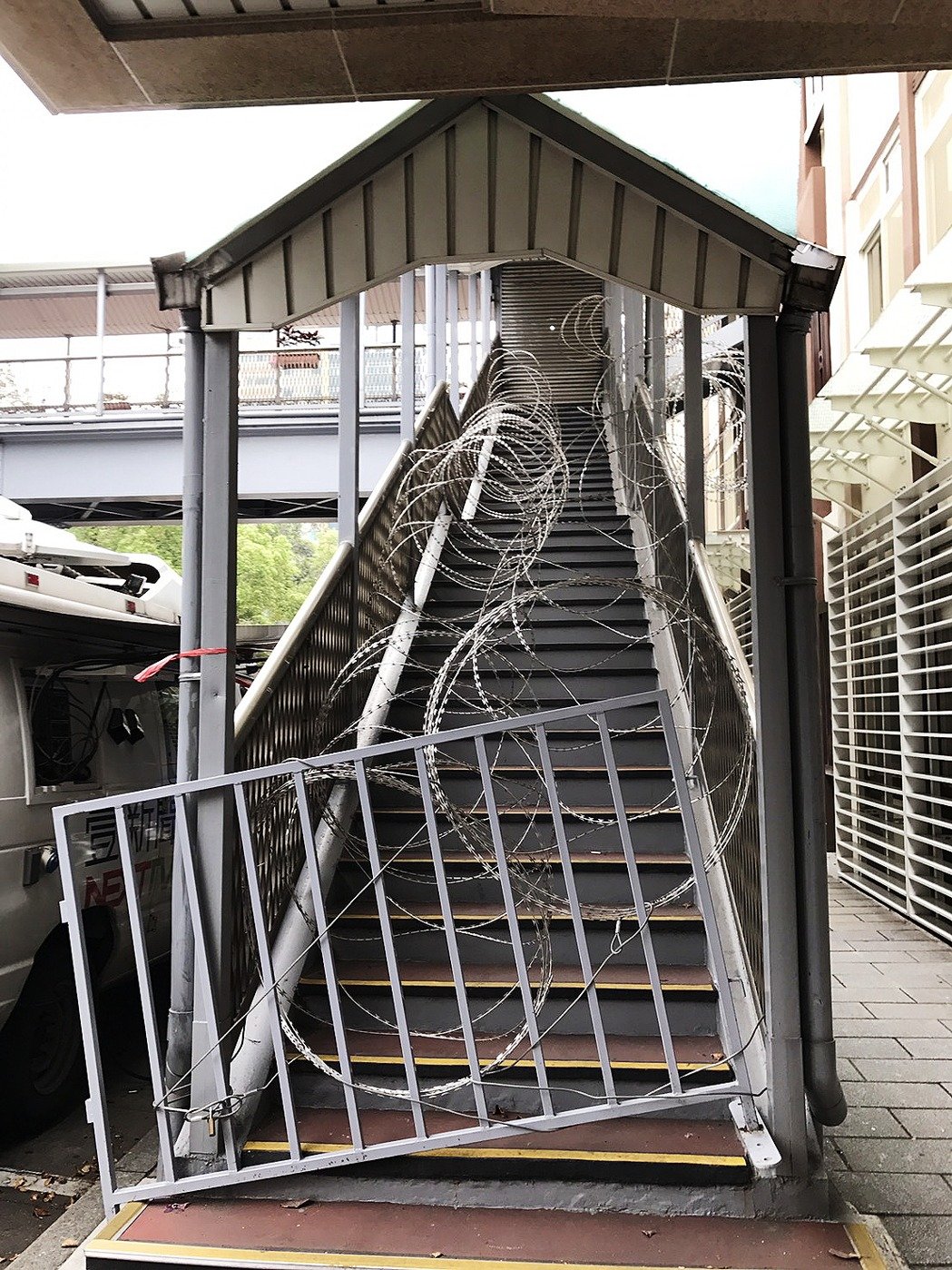 民進(jìn)黨打造“臺(tái)灣最美風(fēng)景”:拒馬刀片蛇籠鐵門(mén)加厚3層 民進(jìn)黨打造“臺(tái)灣最美風(fēng)景”:拒馬刀片蛇籠鐵門(mén)加厚3層