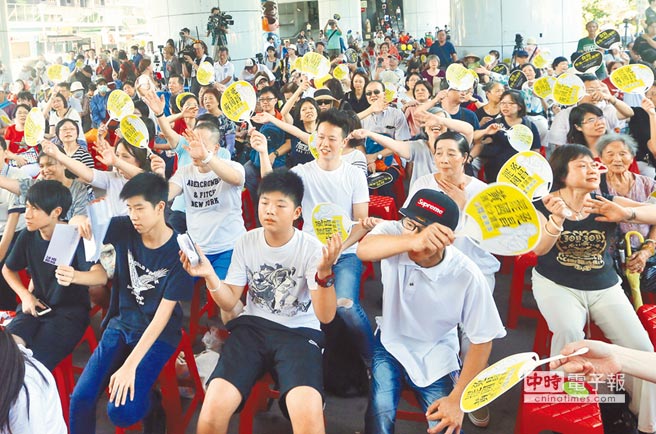 "學(xué)運(yùn)"頭目借殼上位后遭民眾串聯(lián)罷免 民進(jìn)黨都坐等看戲 "學(xué)運(yùn)"頭目借殼上位后遭民眾串聯(lián)罷免 民進(jìn)黨都坐等看戲