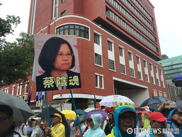 上任1年多為蔡英文背黑鍋N次,"背鍋俠"林全用完慘被棄 上任1年多為蔡英文背黑鍋N次,"背鍋俠"林全用完慘被棄