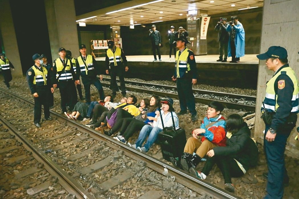 �Լ��˱������������ಫ ���M(j��n)�h���(qi��ng)"����Σ�C(j��)"?